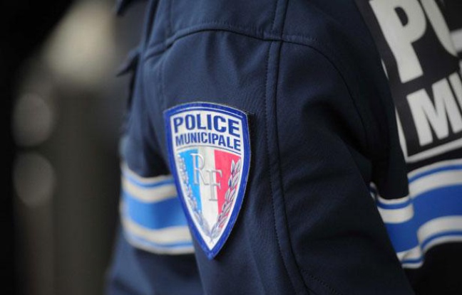 Illustration police: Un policier en uniforme en juin 2012. Illustration police: Un policier en uniforme en juin 2012.