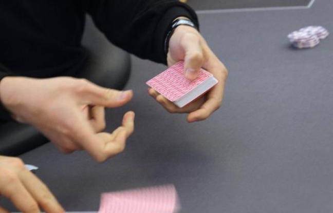 Un tricheur italien de "stud poker" d'un casino cannois portait des lentilles de contact infrarouges pour lire des cartes truquées: ce stratagème ultra-sophistiqué l'a conduit avec six autres personnes devant la justice. Un tricheur italien de "stud poker" d'un casino cannois portait des lentilles de contact infrarouges pour lire des cartes truquées: ce stratagème ultra-sophistiqué l'a conduit avec six autres personnes devant la justice.