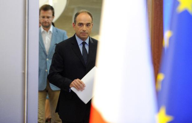 Jean-François Copé s'apprête à donner une conférence de presse après les résultats du deuxième tour des législatives, le 17 juin 2012. Jean-François Copé s'apprête à donner une conférence de presse après les résultats du deuxième tour des législatives, le 17 juin 2012.