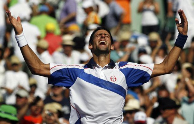 Novak Djokovic juste après sa victoire au tournoi de Miami contre Rafael Nadal, le 3 avril 2011. Novak Djokovic juste après sa victoire au tournoi de Miami contre Rafael Nadal, le 3 avril 2011.
