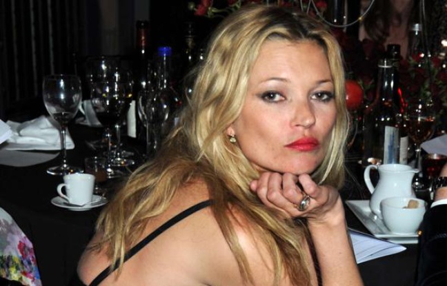 Kate Moss lors du dîner de charité Mummy Rocks en faveur du Great Ormond Street Hospital, à Londres, le 24 mars 2010. Kate Moss lors du dîner de charité Mummy Rocks en faveur du Great Ormond Street Hospital, à Londres, le 24 mars 2010.