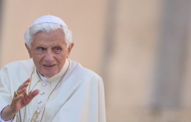C'est un départ sans cérémonie, comme il le souhaite, qui attend Benoît XVI, le 28 février: arrivé à Castel Gandolfo par hélicoptère peu après 17H00, il dînera, saluera le personnel de service, priera dans la chapelle. A 20 heures il ne sera plus pape. C'est un départ sans cérémonie, comme il le souhaite, qui attend Benoît XVI, le 28 février: arrivé à Castel Gandolfo par hélicoptère peu après 17H00, il dînera, saluera le personnel de service, priera dans la chapelle. A 20 heures il ne sera plus pape.