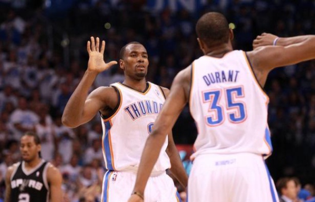 Oklahoma City a remis les compteurs à zéro en finale de Conférence Ouest des play-offs NBA en battant samedi à domicile San Antonio (109-103) grâce à des performances phénoménales de Kevin Durant, auteur de 36 points, et Serge Ibaka, parfait aux tirs. Oklahoma City a remis les compteurs à zéro en finale de Conférence Ouest des play-offs NBA en battant samedi à domicile San Antonio (109-103) grâce à des performances phénoménales de Kevin Durant, auteur de 36 points, et Serge Ibaka, parfait aux tirs.