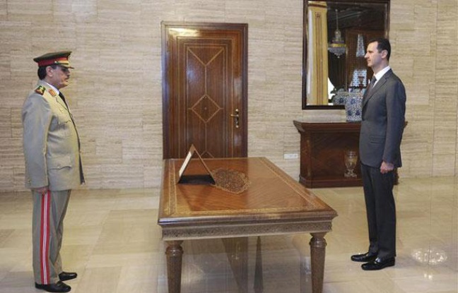 Bachar al-Assad intronise son nouveau ministre de la Défense dans des images de la télévision syrienne diffusées le 19 juillet 2012. Bachar al-Assad intronise son nouveau ministre de la Défense dans des images de la télévision syrienne diffusées le 19 juillet 2012.