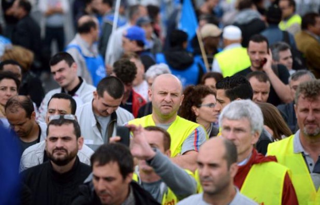 L'annonce jeudi par PSA d'un plan de suppression de 8000 postes au sein du constructeur automobile, constitue "une bombe sociale" mais également un "premier test" pour le gouvernement Ayrault, selon les éditorialistes de la presse nationale et régionale de vendredi. L'annonce jeudi par PSA d'un plan de suppression de 8000 postes au sein du constructeur automobile, constitue "une bombe sociale" mais également un "premier test" pour le gouvernement Ayrault, selon les éditorialistes de la presse nationale et régionale de vendredi.