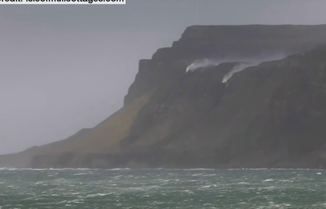 L'eau rebrousse chemin à cause d'une tempête de vent. L'eau rebrousse chemin à cause d'une tempête de vent.