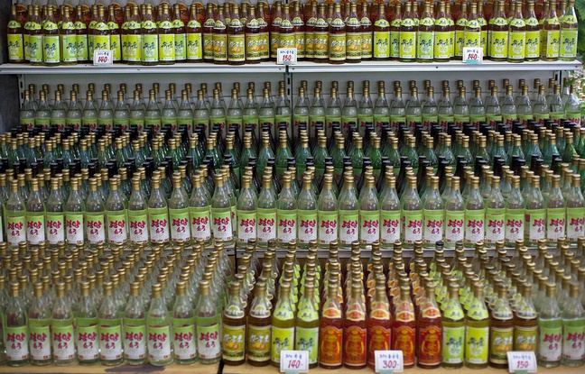 Des boissons nord-coréenne dans un magasin à Pyongyang, le 9 octobre 2011. Des boissons nord-coréenne dans un magasin à Pyongyang, le 9 octobre 2011.