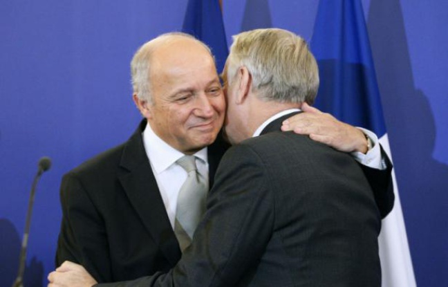 Le désormais ex-ministre des Affaires étrangères, Laurent Fabius (à gauche), félicitant son successeur, Jean-marc Ayrault, à Paris, le 12 février 2016 Le désormais ex-ministre des Affaires étrangères, Laurent Fabius (à gauche), félicitant son successeur, Jean-marc Ayrault, à Paris, le 12 février 2016