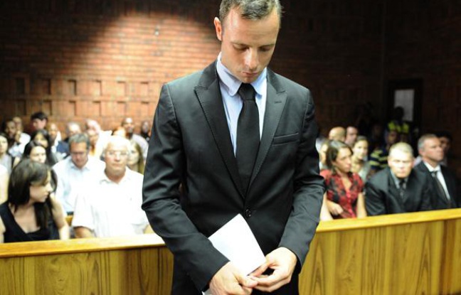 Oscar Pistorius lors de l'audience prélimiaire pour le meurtre de sa compagne Reeva Steenkamp, à Pretoria, en Afrique du Sud, le 20 février 2013. Oscar Pistorius lors de l'audience prélimiaire pour le meurtre de sa compagne Reeva Steenkamp, à Pretoria, en Afrique du Sud, le 20 février 2013.