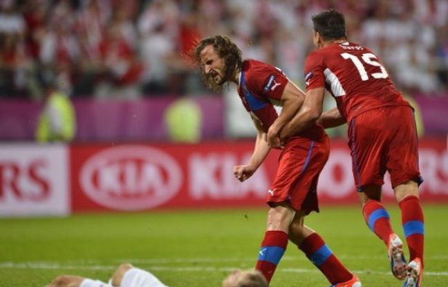 La République Tchèque a fait pleurer toute la Pologne en la battant logiquement (1-0) lors de la 3e et dernière journée du groupe A, et s'est qualifiée pour les quarts de finale de l'Euro-2012, samedi à Wroclaw. La République Tchèque a fait pleurer toute la Pologne en la battant logiquement (1-0) lors de la 3e et dernière journée du groupe A, et s'est qualifiée pour les quarts de finale de l'Euro-2012, samedi à Wroclaw.