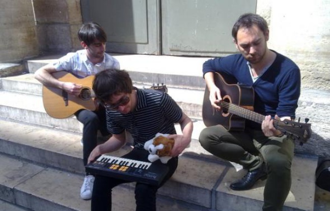 Pony Pony Run Run en session acoustique le 28 Avril 2010 rue Caumartin Pony Pony Run Run en session acoustique le 28 Avril 2010 rue Caumartin
