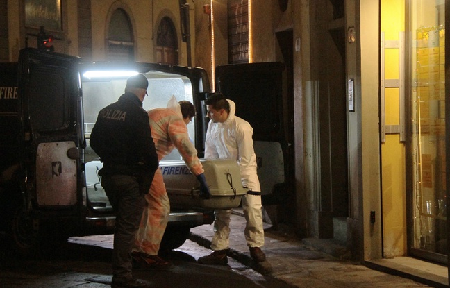 Florence (Italie), le 9 janvier 2016. Les services de police évacuent le corps d'Ashley Olsen, découverte morte dans son appartement. Florence (Italie), le 9 janvier 2016. Les services de police évacuent le corps d'Ashley Olsen, découverte morte dans son appartement.