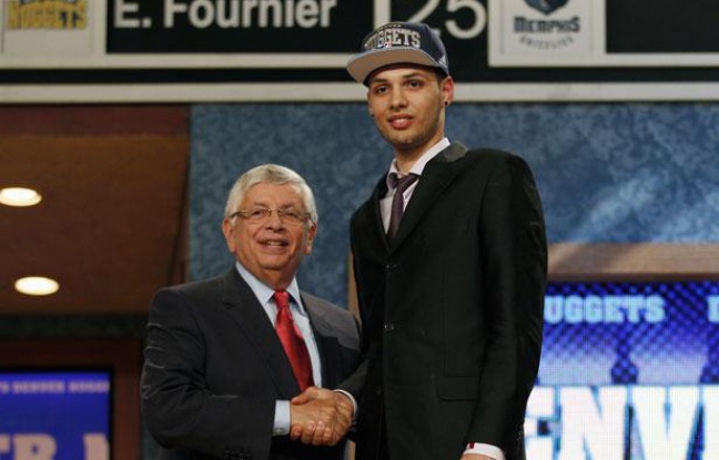 Le basketteur français Evan Fournier (à dr.) lors de la draft NBA, le 28 juin 2012 à Newark. Le basketteur français Evan Fournier (à dr.) lors de la draft NBA, le 28 juin 2012 à Newark.