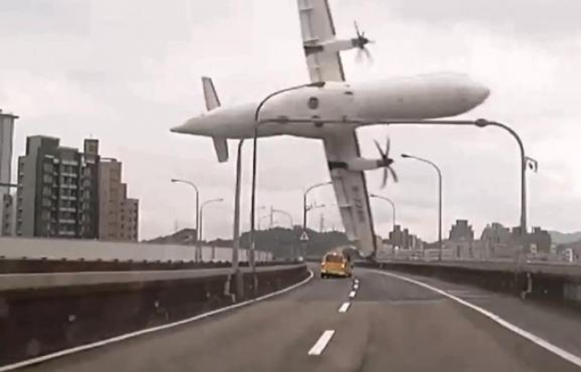 http://img.20mn.fr/p-fVn2t8RWGgZMUN93S-5A/648x415_image-tiree-video-fournie-4-fevrier-2015-chaine-tvbs-taiwan-montrant-avion-transasia-airways-touchant-taxi-circulant.jpg