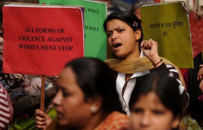 Une Indienne de sept ans a été violée dans les toilettes d'une école dans l'Etat touristique de Goa, provoquant des manifestations d'ampleur et l'arrestation de la directrice de l'établissement, a-t-on appris mardi de source policière. Une Indienne de sept ans a été violée dans les toilettes d'une école dans l'Etat touristique de Goa, provoquant des manifestations d'ampleur et l'arrestation de la directrice de l'établissement, a-t-on appris mardi de source policière.