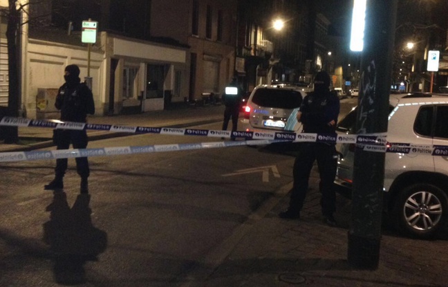 Attentats à Bruxelles: des policiers belges, place du Pavillon à Schaerbeek (Belgique) lors de perquisitions. Attentats à Bruxelles: des policiers belges, place du Pavillon à Schaerbeek (Belgique) lors de perquisitions.