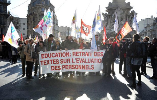 Des enseignants manifestent à Marseille (Bouches-du-Rhône), le 15 décembre 2011. Des enseignants manifestent à Marseille (Bouches-du-Rhône), le 15 décembre 2011.