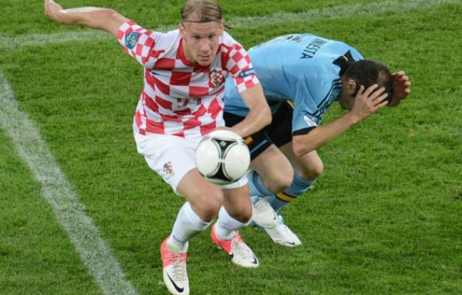 L'international croate de football Domagoj Vida a été puni d'une amende de 100.000 euros par son club, le Dinamo Zagreb, pour avoir entamé une canette de bière dans le car qui amenait sa formation disputer un match, a indiqué mardi le champion croate en titre. L'international croate de football Domagoj Vida a été puni d'une amende de 100.000 euros par son club, le Dinamo Zagreb, pour avoir entamé une canette de bière dans le car qui amenait sa formation disputer un match, a indiqué mardi le champion croate en titre.