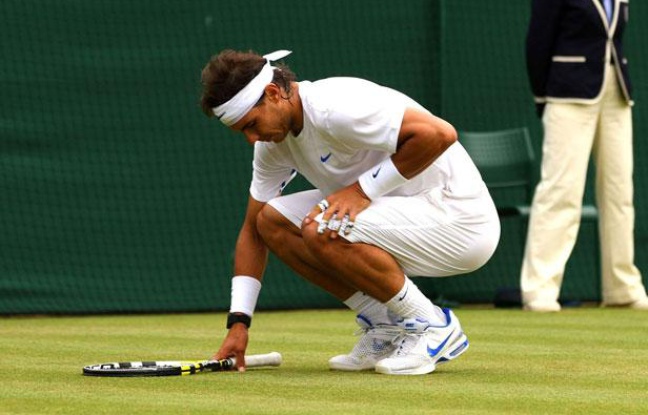 Rafael Nadal et son genou gauche en souffrance, le 25 juin 2011 à Wimbledon (Londres). Rafael Nadal et son genou gauche en souffrance, le 25 juin 2011 à Wimbledon (Londres).