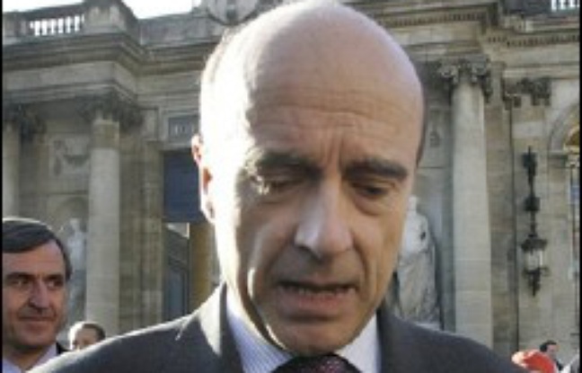 Le maire UMP de Bordeaux Hugues Martin a consulté sa majorité municipale sur un éventuel retour "anticipé" en politique de son prédécesseur, l'ancien Premier ministre Alain Juppé, en tant que maire de la ville, indique mercredi le journal Sud Ouest. Le maire UMP de Bordeaux Hugues Martin a consulté sa majorité municipale sur un éventuel retour "anticipé" en politique de son prédécesseur, l'ancien Premier ministre Alain Juppé, en tant que maire de la ville, indique mercredi le journal Sud Ouest.