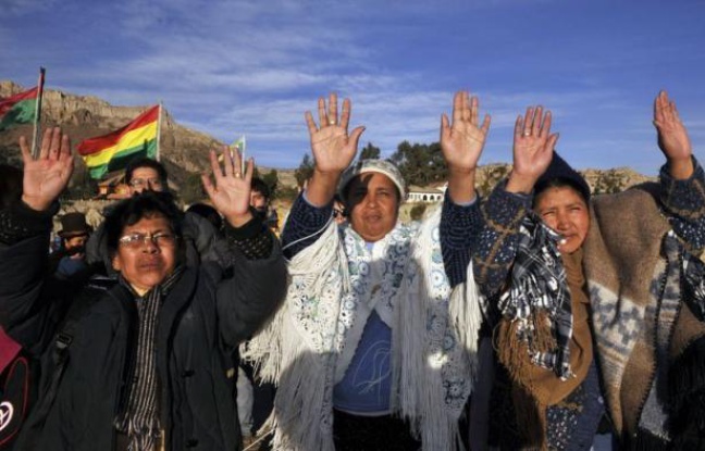 Bras levés, paumes ouvertes vers le ciel, les Indiens aymaras, première ethnie de Bolivie, ont célébré jeudi la nouvelle année de leur calendrier millénaire dans des sites sacrés, dont la Vallée de la Lune près de La Paz, au spectaculaire paysage sculpté par l'érosion. Bras levés, paumes ouvertes vers le ciel, les Indiens aymaras, première ethnie de Bolivie, ont célébré jeudi la nouvelle année de leur calendrier millénaire dans des sites sacrés, dont la Vallée de la Lune près de La Paz, au spectaculaire paysage sculpté par l'érosion.