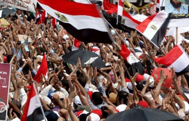 L'Egypte va connaître vendredi une nouvelle journée de manifestations place Tahrir au Caire, à l'appel notamment des Frères musulmans qui ont menacé le pouvoir militaire d'une "confrontation" si leur candidat Mohamed Morsi n'était pas reconnu vainqueur de la présidentielle. L'Egypte va connaître vendredi une nouvelle journée de manifestations place Tahrir au Caire, à l'appel notamment des Frères musulmans qui ont menacé le pouvoir militaire d'une "confrontation" si leur candidat Mohamed Morsi n'était pas reconnu vainqueur de la présidentielle.