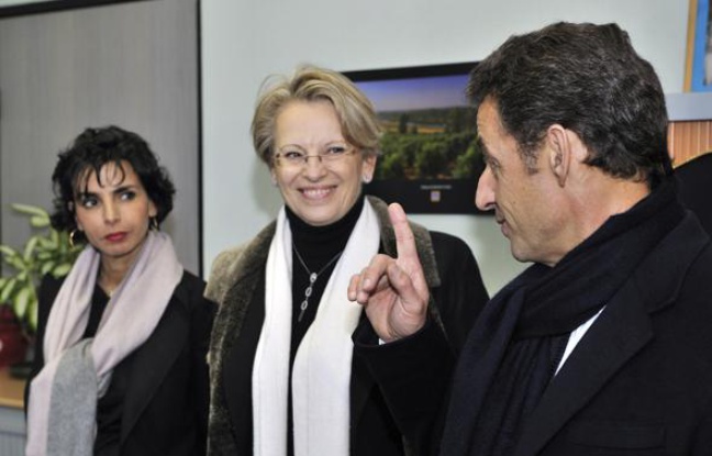 Rachida Dati, Michèle Alliot-Marie et Nicolas Sarkozy en visite dans les locaux de la police scientifique, le 14 janvier 2009 à Orléans. Rachida Dati, Michèle Alliot-Marie et Nicolas Sarkozy en visite dans les locaux de la police scientifique, le 14 janvier 2009 à Orléans.
