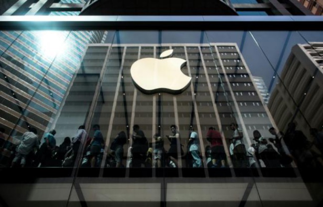 Des acheteurs font la queue à l'intérieur d'une boutique Apple à l'occasion du lancement des nouveaux iPhone 6 à Hong Kong, le 25 septembre 2015 Des acheteurs font la queue à l'intérieur d'une boutique Apple à l'occasion du lancement des nouveaux iPhone 6 à Hong Kong, le 25 septembre 2015