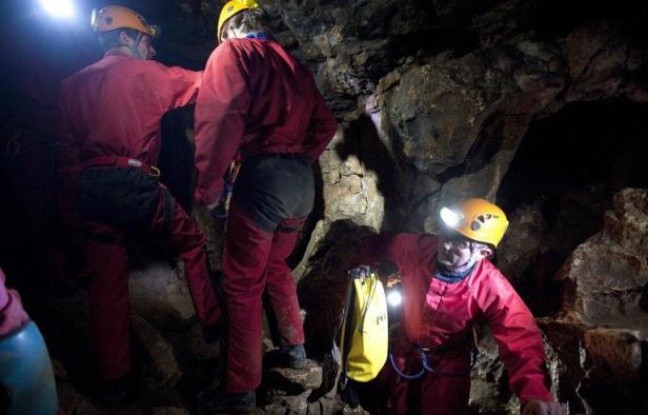 Pour avancer à tâtons, escalader, descendre encordé ou ramper dans des passages étroits dans un milieu naturel parfois hostile, le massif du Jura accueille chaque année plusieurs dizaines de milliers de curieux venus s'initier à la spéléologie. Pour avancer à tâtons, escalader, descendre encordé ou ramper dans des passages étroits dans un milieu naturel parfois hostile, le massif du Jura accueille chaque année plusieurs dizaines de milliers de curieux venus s'initier à la spéléologie.