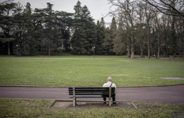 A l'autre extrémité, 24% des 75 ans et plus sont touchés par l'isolement, contre seulement 16% en 2010. A l'autre extrémité, 24% des 75 ans et plus sont touchés par l'isolement, contre seulement 16% en 2010.