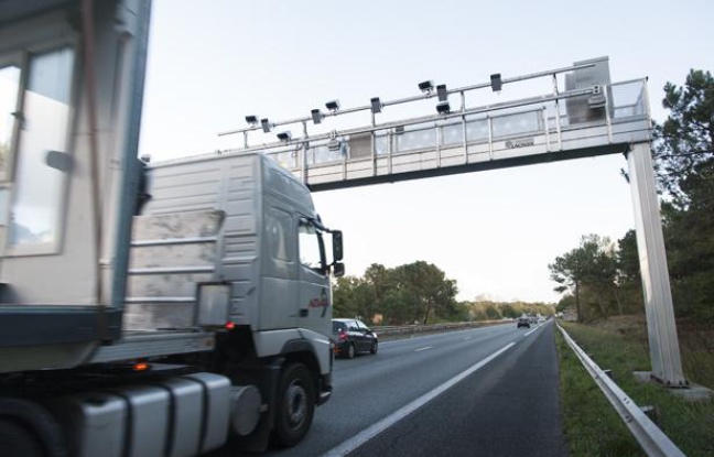 Un camion passe sous un portique ecotaxe sur l'autoroute A62 au sud de Bordeaux, le 29 octobre 2013. Un camion passe sous un portique ecotaxe sur l'autoroute A62 au sud de Bordeaux, le 29 octobre 2013.