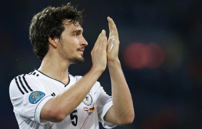 Le défenseur de l'Allemagne, Mats Hummels, le 13 juin 2012 à Kharkiv. Le défenseur de l'Allemagne, Mats Hummels, le 13 juin 2012 à Kharkiv.