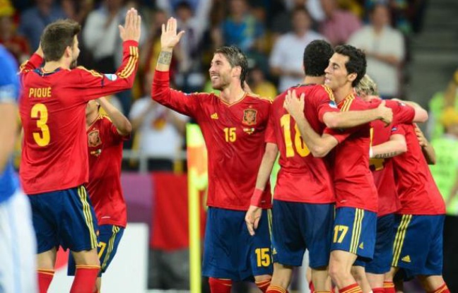 L'Espagne, championne du monde en 2010 et d'Europe en 2008, a signé dimanche en gagnant l'Euro-2012 un retentissant triplé Euro-Mondial-Euro encore jamais réalisé dans l'histoire du football, consacrant un style et une génération exceptionnelle. L'Espagne, championne du monde en 2010 et d'Europe en 2008, a signé dimanche en gagnant l'Euro-2012 un retentissant triplé Euro-Mondial-Euro encore jamais réalisé dans l'histoire du football, consacrant un style et une génération exceptionnelle.