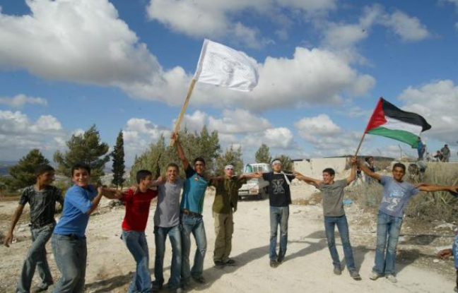 Des terres confisquées il y a 35 ans par Israël pour construire une colonie juive en Cisjordanie vont finalement être rendues à leurs propriétaires palestiniens, a indiqué l'armée israélienne lundi. Des terres confisquées il y a 35 ans par Israël pour construire une colonie juive en Cisjordanie vont finalement être rendues à leurs propriétaires palestiniens, a indiqué l'armée israélienne lundi.