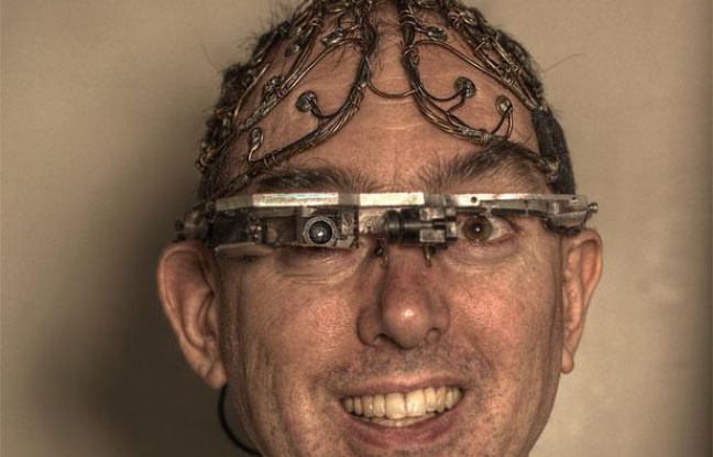 Steve Mann présente plusieurs de ses inventions, dont des lunettes à réalité augmentée. Steve Mann présente plusieurs de ses inventions, dont des lunettes à réalité augmentée.