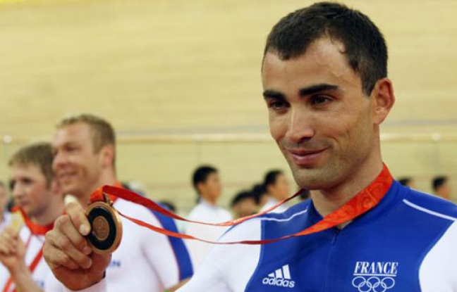 Le pistard français, Michael Bourgain reçoit sa médaille de bronze lors des JO de Pékin, le 19 août 2008. Le pistard français, Michael Bourgain reçoit sa médaille de bronze lors des JO de Pékin, le 19 août 2008.