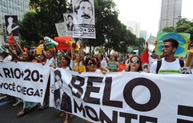 Des milliers de femmes de trente mouvements sociaux et paysans ont défilé lundi matin dans le coeur financier de Rio contre "l'économie verte" prônée au sommet de l'ONU sur le développement durable Rio+20 qui réunira une centaine de chefs d'Etat et de gouvernement de mercredi à vendredi. Des milliers de femmes de trente mouvements sociaux et paysans ont défilé lundi matin dans le coeur financier de Rio contre "l'économie verte" prônée au sommet de l'ONU sur le développement durable Rio+20 qui réunira une centaine de chefs d'Etat et de gouvernement de mercredi à vendredi.