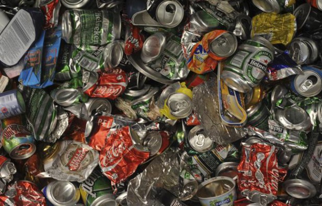 Des canettes en aluminium compactées sont entreposées au centre de traitement des déchets recyclables de la sociéte Astria, le 1er octobre 2008 à Bègles. Des canettes en aluminium compactées sont entreposées au centre de traitement des déchets recyclables de la sociéte Astria, le 1er octobre 2008 à Bègles.