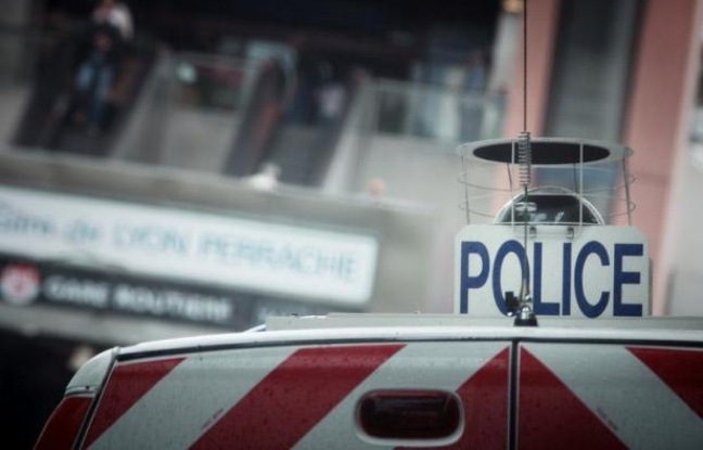 Un homme d'une vingtaine d'années était retranché mardi dans son appartement à Thil (Meurthe-et-Moselle) et menaçait de faire sauter l'immeuble, a-t-on appris de source préfectorale. Un homme d'une vingtaine d'années était retranché mardi dans son appartement à Thil (Meurthe-et-Moselle) et menaçait de faire sauter l'immeuble, a-t-on appris de source préfectorale.