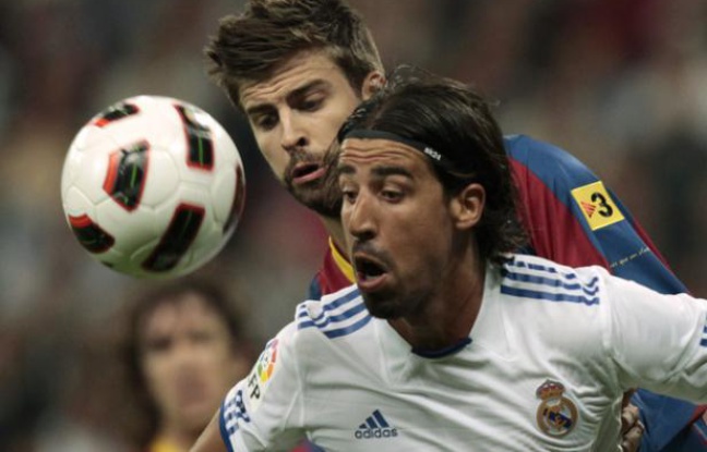 Le défenseur du Real Madrid Sami Khedira (en blanc) à la lutte avec celui du FC Barcelone, Gerard Pique, lors du clasico du 16 avril 2011 à Madrid. Le défenseur du Real Madrid Sami Khedira (en blanc) à la lutte avec celui du FC Barcelone, Gerard Pique, lors du clasico du 16 avril 2011 à Madrid.