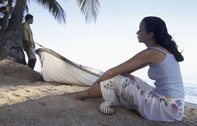 Un couple après une dispute sur la plage (photo d'illustration). Un couple après une dispute sur la plage (photo d'illustration).