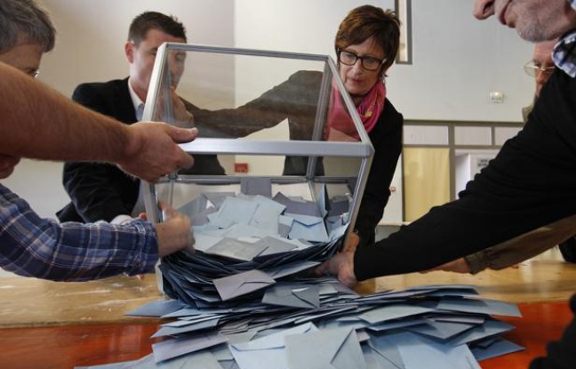 Dépouillement des votes de la présidentielle à Illkirch-Graffenstaden (Bas-Rhin), le 22 avril 2012. Dépouillement des votes de la présidentielle à Illkirch-Graffenstaden (Bas-Rhin), le 22 avril 2012.