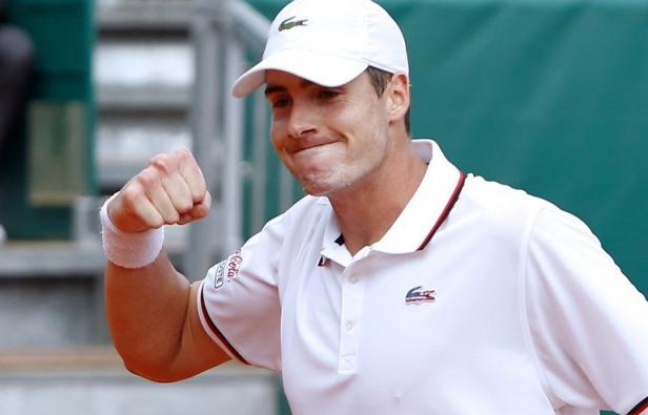 L'Américain John Isner a battu 6-2 7-6 (7/2) le Français Nicolas Mahut mercredi au 2e tour du tournoi de Newport (herbe) lors de leur deuxième confrontation depuis leur match historique à Wimbledon il y a deux ans L'Américain John Isner a battu 6-2 7-6 (7/2) le Français Nicolas Mahut mercredi au 2e tour du tournoi de Newport (herbe) lors de leur deuxième confrontation depuis leur match historique à Wimbledon il y a deux ans