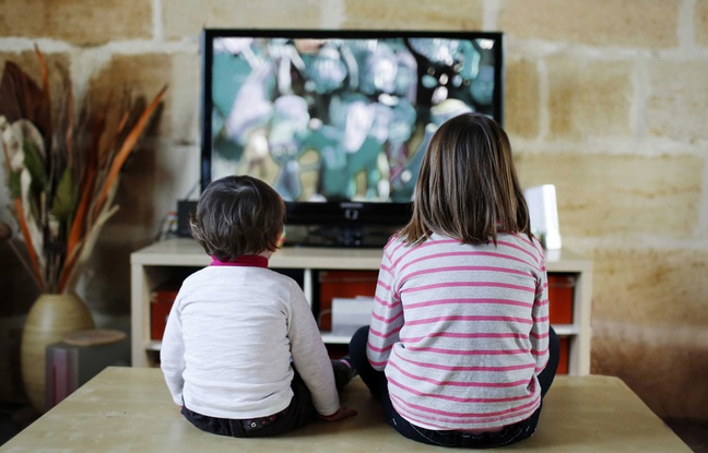 Deux enfants regardent un écran de télévision. Deux enfants regardent un écran de télévision.