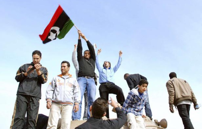 Des opposants à Kadhafi sur un tank de l'armée libyenne, à Benghazi, le 21 février 2011.
Des opposants à Kadhafi sur un tank de l'armée libyenne, à Benghazi, le 21 février 2011.