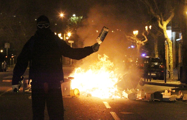 Un manifestant lors des incidents à Bastia, le 14 février 2016. Un manifestant lors des incidents à Bastia, le 14 février 2016.
