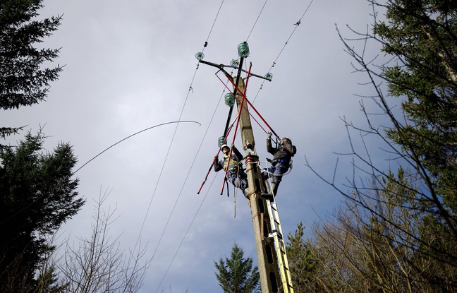 Illustration d'agents ERDF intervenant après une tempête sur le réseau électrique. Illustration d'agents ERDF intervenant après une tempête sur le réseau électrique.