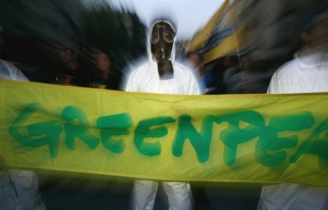 Amazon, Apple et Microsoft ont "largement recours aux énergies sales" pour leurs services dématérialisés, comme le stockage de données en ligne, a affirmé mardi l'organisation Greenpeace, qui a en revanche distribué des bons points à Facebook, Google et Yahoo! Amazon, Apple et Microsoft ont "largement recours aux énergies sales" pour leurs services dématérialisés, comme le stockage de données en ligne, a affirmé mardi l'organisation Greenpeace, qui a en revanche distribué des bons points à Facebook, Google et Yahoo!