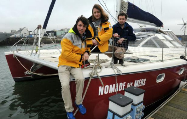 L'ingénieur Corentin de Chatelperron (g), l'experte en développement Elaine Le Floch (c) et le directeur du projet de "laboratoire low tech" Pierre-Alain Lévêque le 20 février 2016 à bord du "Nomade des mers" à quai à Concarneau, dans le Finistère L'ingénieur Corentin de Chatelperron (g), l'experte en développement Elaine Le Floch (c) et le directeur du projet de "laboratoire low tech" Pierre-Alain Lévêque le 20 février 2016 à bord du "Nomade des mers" à quai à Concarneau, dans le Finistère