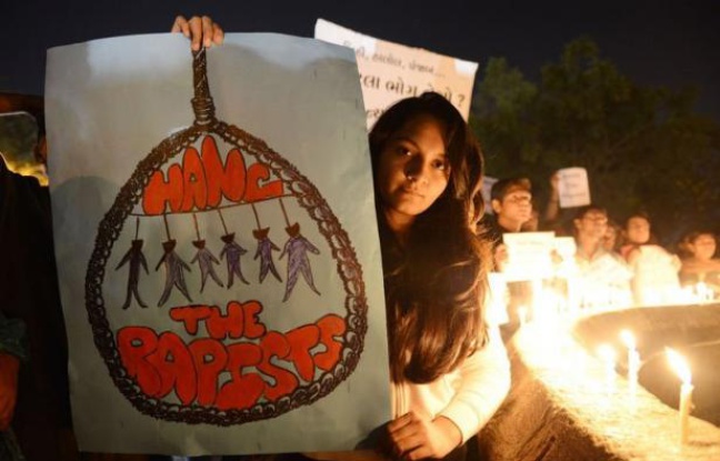La famille de l'étudiante indienne décédée des suites de son viol et de son agression par six hommes le 16 décembre à New Delhi veut voir les coupables "pendus", malgré l'application rarissime de la peine capitale en Inde, a déclaré lundi son frère à la presse. La famille de l'étudiante indienne décédée des suites de son viol et de son agression par six hommes le 16 décembre à New Delhi veut voir les coupables "pendus", malgré l'application rarissime de la peine capitale en Inde, a déclaré lundi son frère à la presse.